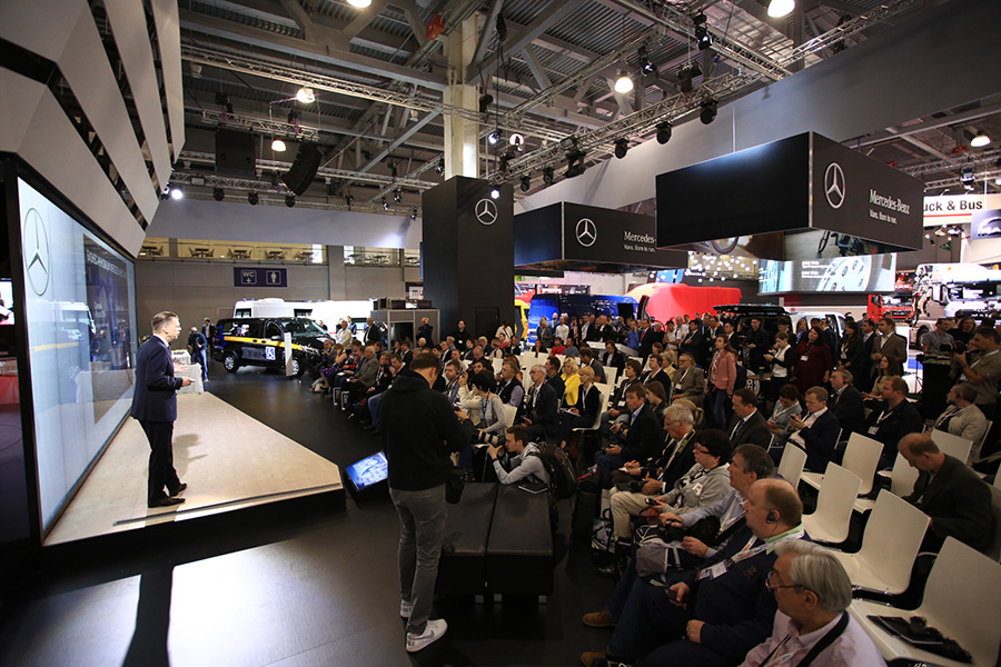 汽車展廳現場，汽車展會嘉賓，奔馳汽車展臺 